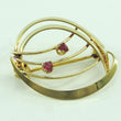 Laden Sie das Bild in den Galerie-Viewer, Vintage Brosche mit Rubine 8 Karat 333er Gold
