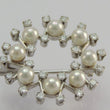 Laden Sie das Bild in den Galerie-Viewer, Vintage Brosche mit Perlen / ca. 1.25 ct. Brillanten / 750er 18 Karat Gold