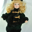 Laden Sie das Bild in den Galerie-Viewer, Mädchen mit grünem Kleid und Hut / Porzellankopf & Stoffkörper / ca. 32 cm