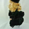 Laden Sie das Bild in den Galerie-Viewer, Mädchen mit grünem Kleid und Hut / Porzellankopf & Stoffkörper / ca. 32 cm