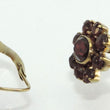 Laden Sie das Bild in den Galerie-Viewer, Vintage Ohrringe mit „Granat“ / 333er - 8 Karat Gelbgold