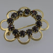Laden Sie das Bild in den Galerie-Viewer, Vintage Brosche mit Granat - in Blumen-Optik / 333er - 8 Karat Gelbgold