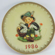 Laden Sie das Bild in den Galerie-Viewer, Hummel Jahresteller 1986 von Goebel - HUM 279