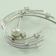 Laden Sie das Bild in den Galerie-Viewer, Vintage Brosche mit Perle &amp; Diamanten ca. 0.30 ct / 585er 14 Karat Gold
