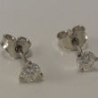 Laden Sie das Bild in den Galerie-Viewer, BRILLANTE ORECCHINI CHIUSURA A FARFALLA 585er 14 carato oro bianco 0,20Ct

