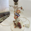 Laden Sie das Bild in den Galerie-Viewer, M.J.Hummel Vintage Tischlampe "Apfeldieb"
