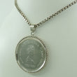 Laden Sie das Bild in den Galerie-Viewer, Münzanhänger mit Kette "Silver Jubele Elisabeth II 1952-1977" 1 Dollar
