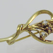 Laden Sie das Bild in den Galerie-Viewer, Vintage Anstecknadel mit Zirkonia &amp; Rubin / 333er - 8 Karat Gelbgold
