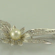 Laden Sie das Bild in den Galerie-Viewer, Vintage Brosche "Blume mit Perle &amp; Zirkonia" / 800er Silber
